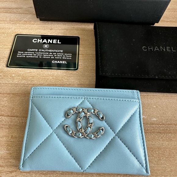 CHANEL Lambskin Quilted Chanel 19 Card Holder - Picture 12 of 12